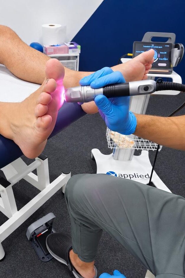 Equipo láser LaserCure 3 en consulta de podología